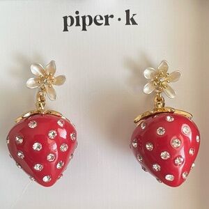 NWOT Piper K Strawberry Flower Glass Stones Dangle  Earrings Gold Tone